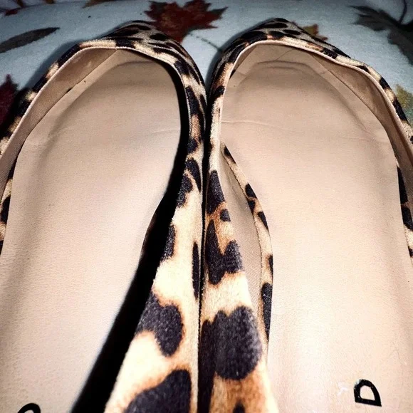TORRID SIZE 10W LEOPARD CHEETA ANIMAL PRINT FLATS - Picture 9 of 11